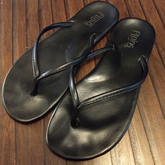 black flojos flip flops